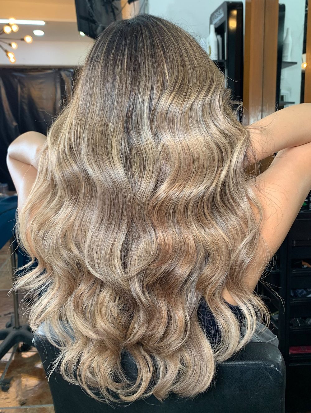Cabello largo rubio con ondas definidas, vista de espalda