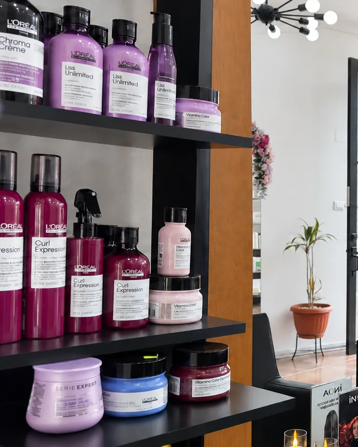 Estante con productos profesionales para el cuidado del cabello