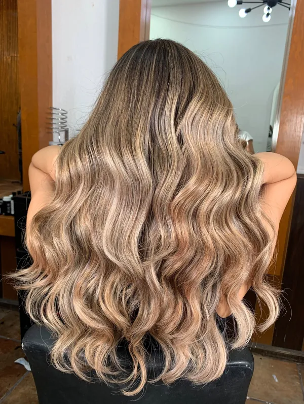 Cabello largo con balayage rubio miel y ondas marcadas, vista de espalda